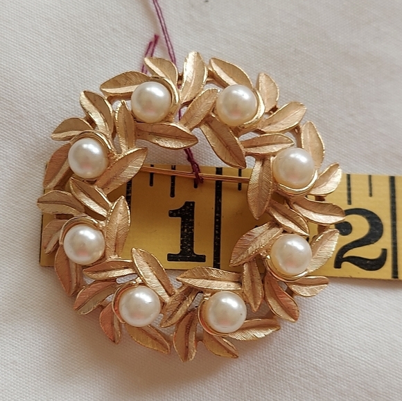 Avon Brooch Round Open Cluster Of Goldtone Metal Leafs Accented 8 Faux Pearls - Picture 4 of 4
